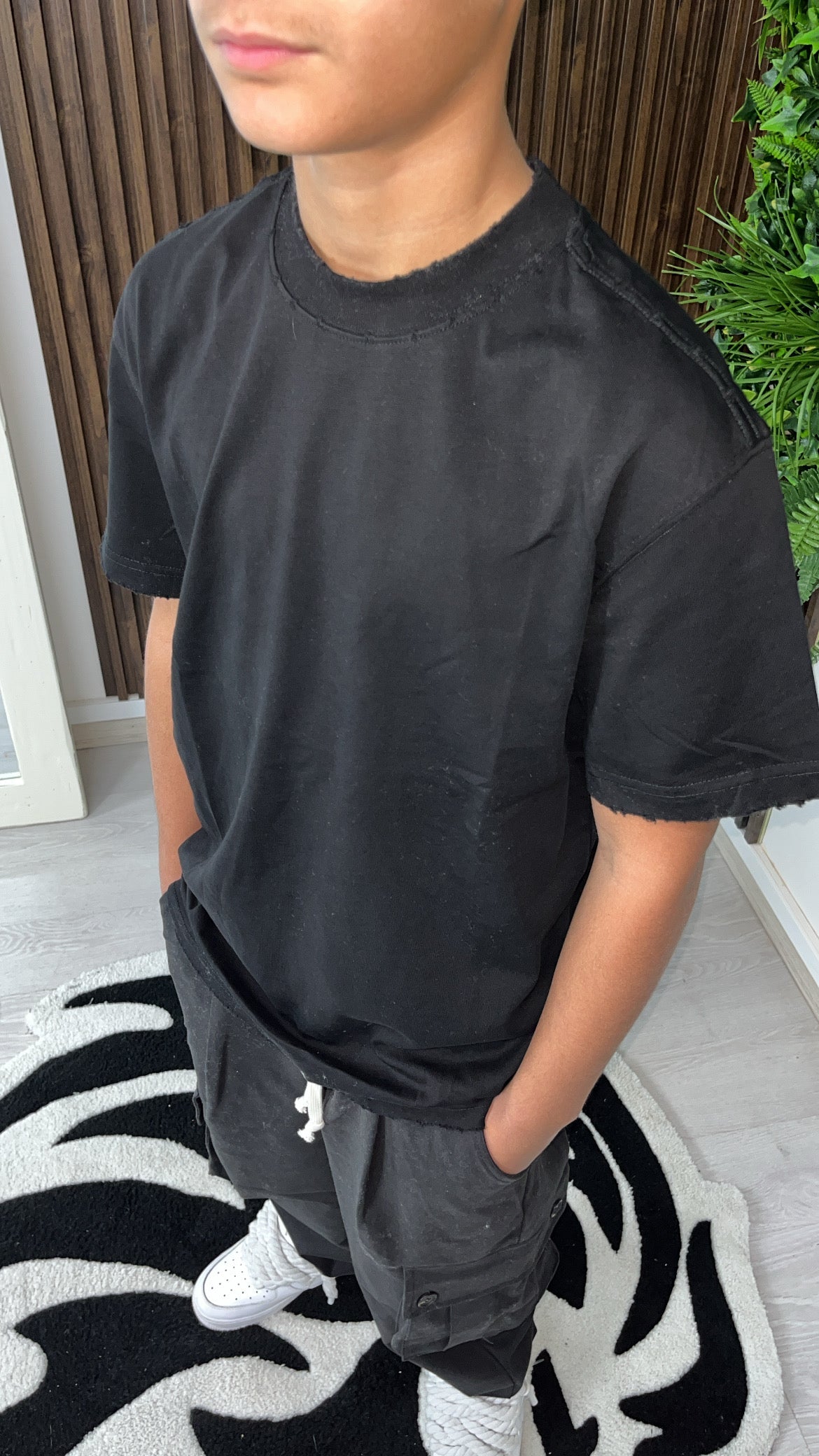 T-SHIRT CON ABRASIONI NERA