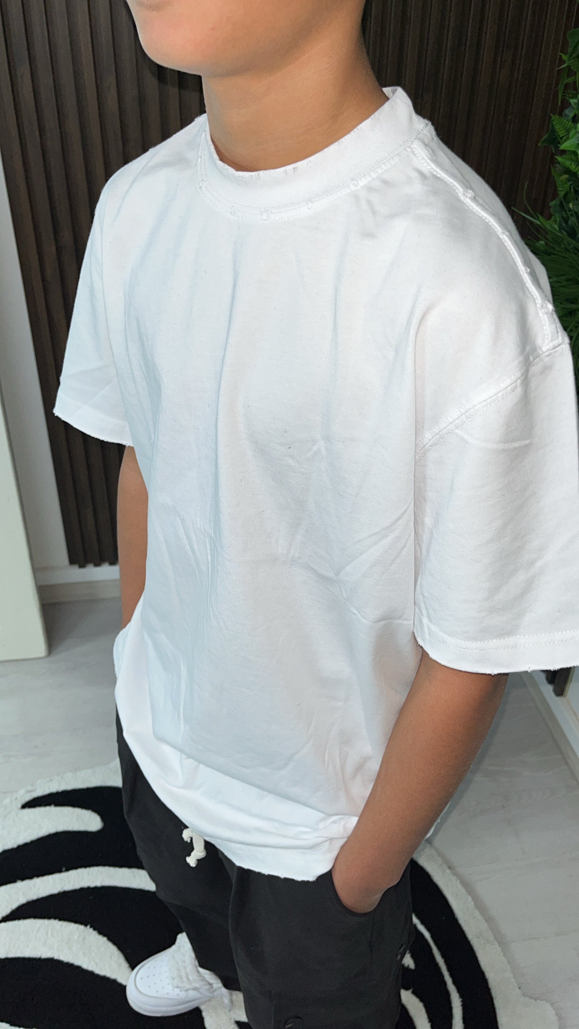 T-SHIRT CON ABRASIONI BIANCA