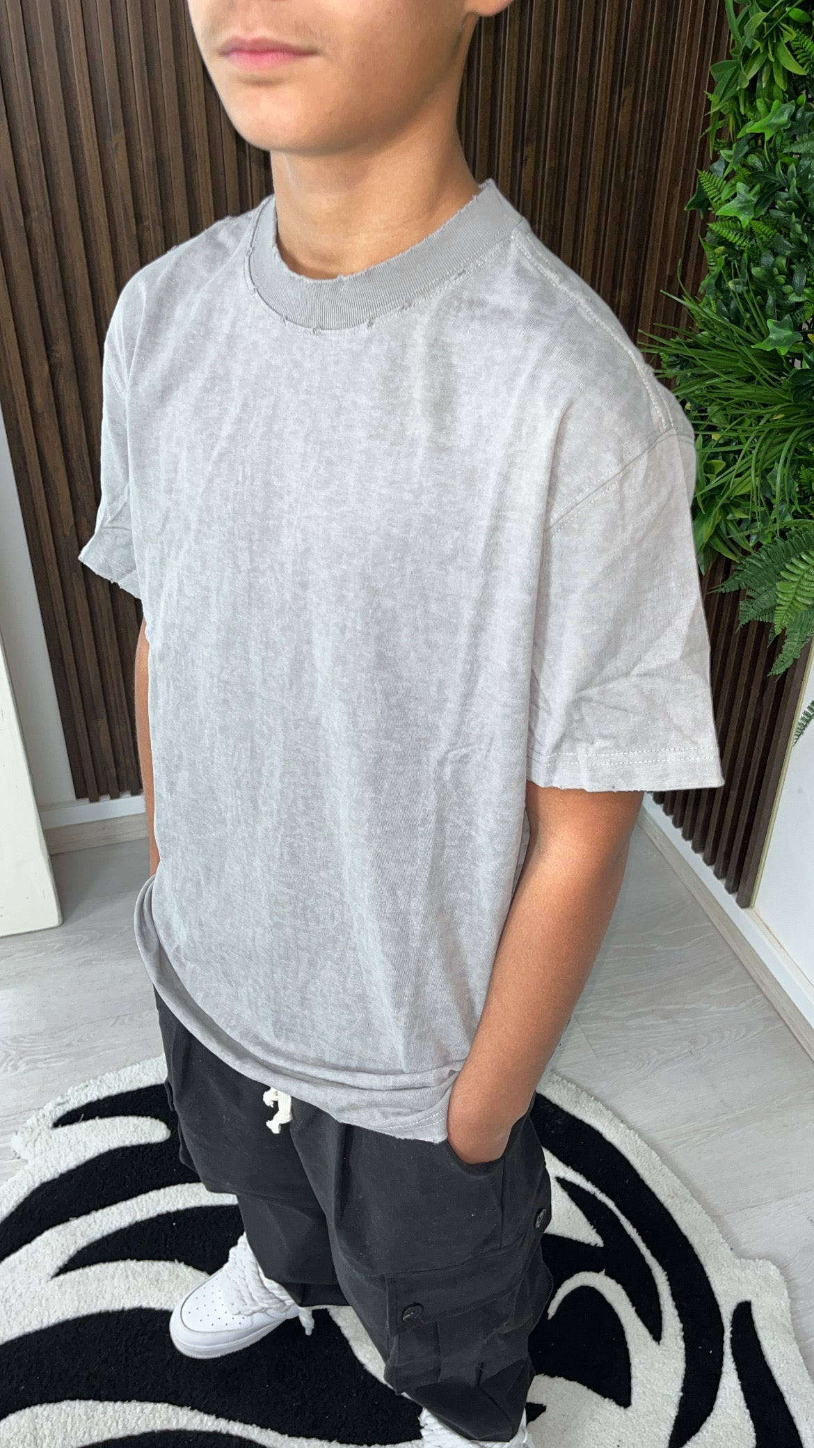 T-SHIRT CON ABRASIONI GRIGIA