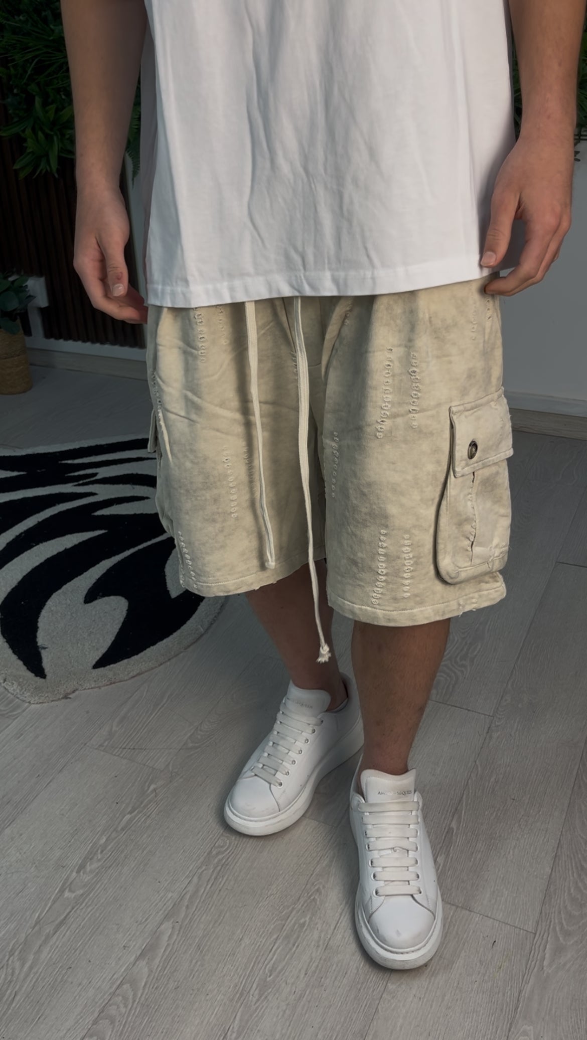 CARGO CORTO CON ABRASIONI BEIGE